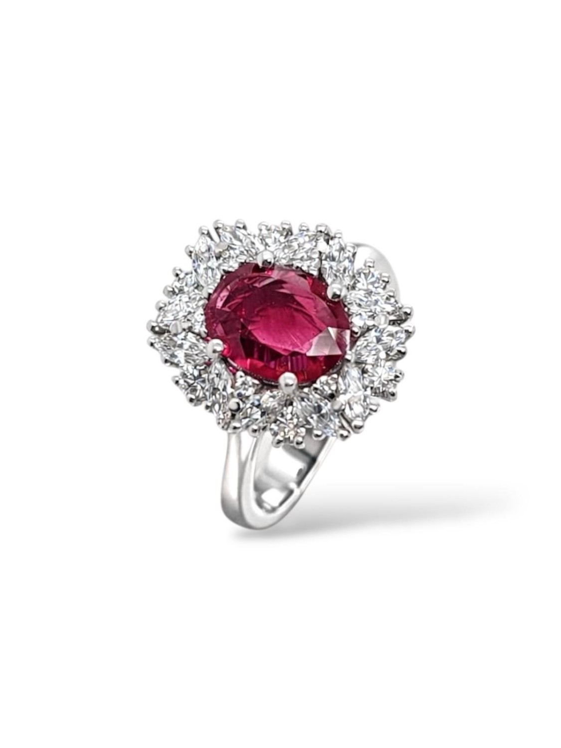 Anello in Oro Bianco con Rubino ovale e Diamanti Naturali mis. 14 - BARTOCCINI C