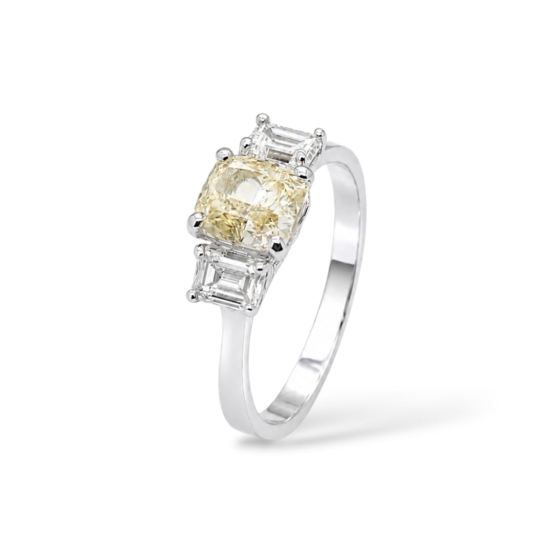 Anello in Oro Bianco con Diamante centrale Naturale Fancy Yellow e Diamanti Naturali laterali taglio smeraldo - FIDELA
